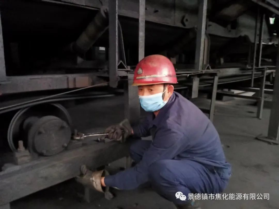 “老線這邊人手不夠，你們那邊有誰可以過來支援？”“好的，我馬上來。”聽到這個消息時，羅國安剛剛結(jié)束新線的維修工作，但他二話不說，立即拿起維修包，投入到老線的維修工作當中。每天工作10小時以上已經(jīng)成為抗疫期間的常態(tài)，雖然身體很疲憊，但是他沒有任何怨言，“確實很辛苦、很累，但現(xiàn)在正是特殊時期，只有保障公司生產(chǎn)經(jīng)營“不斷檔”，我們生活才能“不斷線”，恰恰我所在的運輸廠就是承擔(dān)著焦炭煤炭運輸?shù)闹匾氊?zé)，所以我更應(yīng)該恪盡職守，保障好這些設(shè)備的穩(wěn)定運行?！?jpg